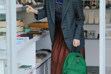 小さめの《アウトドアプロダクツ》デイパックが可愛い！スカートスタイルにもぴったり【FUDGE 4月号連動企画-いま欲しいバックパックとスニーカー | DAY 09】 | FUDGE FRIEND | ファッション