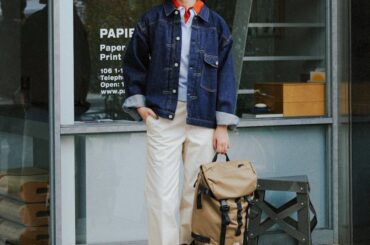 カーキの《ザ・ノースフェイス》のバックパックはデニムと相性良し！アウトドア感控えめでシックに背負えるFUDGE 4月号連動企画-いま欲しいバックパックとスニーカー | DAY 08】 | FUDGE FRIEND | ファッション