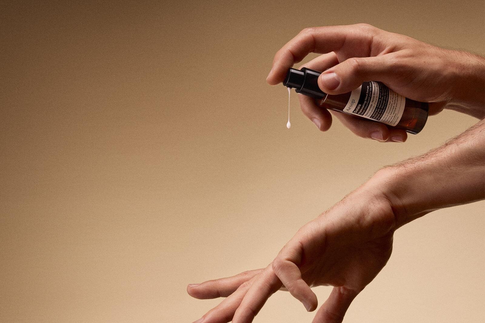 「ソラス リプレニッシング ハイドレーション ハンド セラム」30mL 5,500円