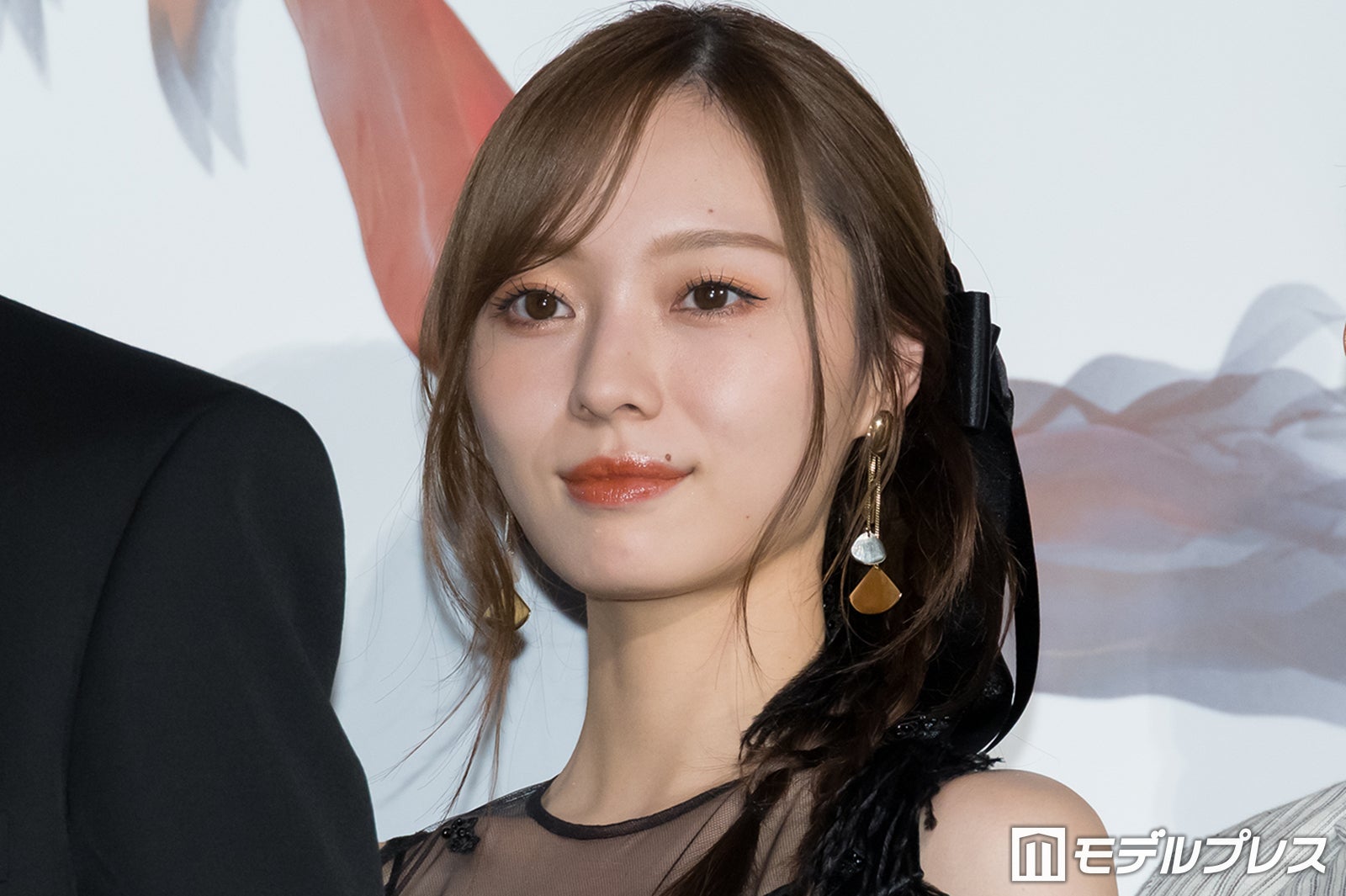 乃木坂46梅澤美波、美背中開放のドレス姿披露「見とれちゃう」「女神降臨」と反響 – モデルプレス