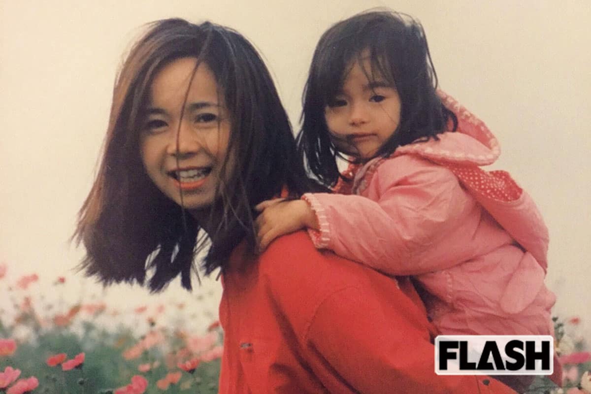 2歳の山本恵里伽「つねに母にベッタリ。人見知りで引っ込み思案で手のかかる子供だったそうです」。映画やラジオ好きなど母親の影響は大きいそう