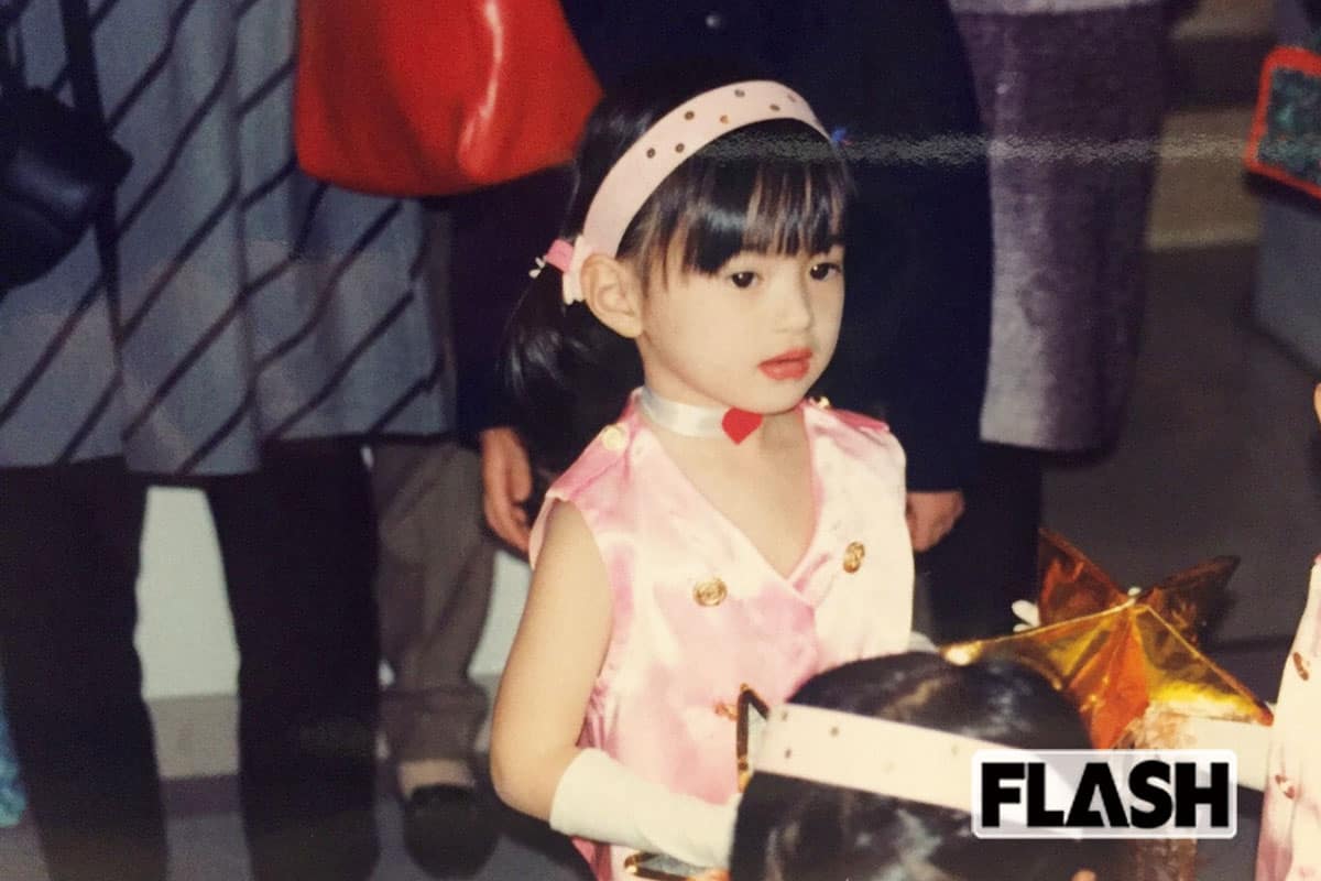 4歳「人前に出ることが苦手で、舞台上で大泣きした発表会での1枚。まさか、テレビに出る仕事に就くなんて思ってもいなかったです」