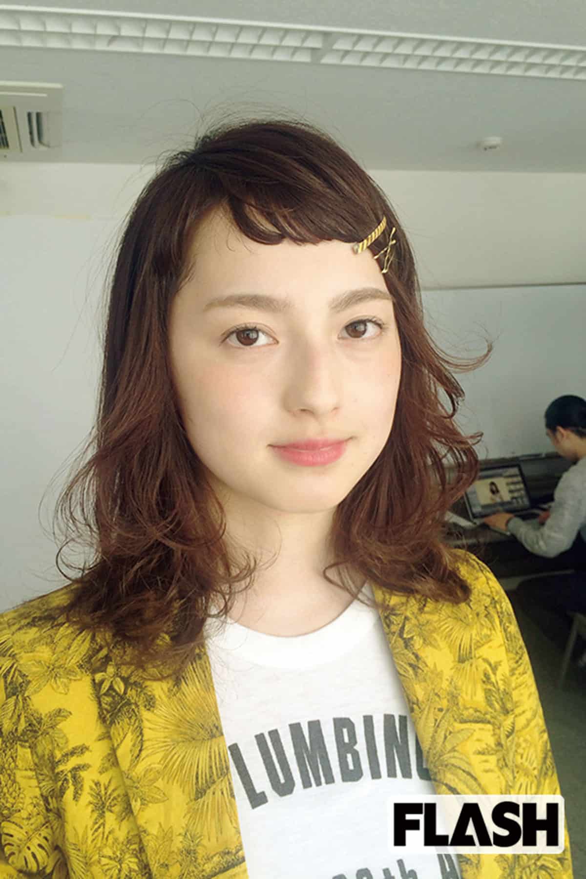 大学2年大学では映画を制作するサークルに所属し活動。「オン眉前髪がトレードマークでした。サロンモデルの撮影で、髪を真っ赤に染めたこともありました」