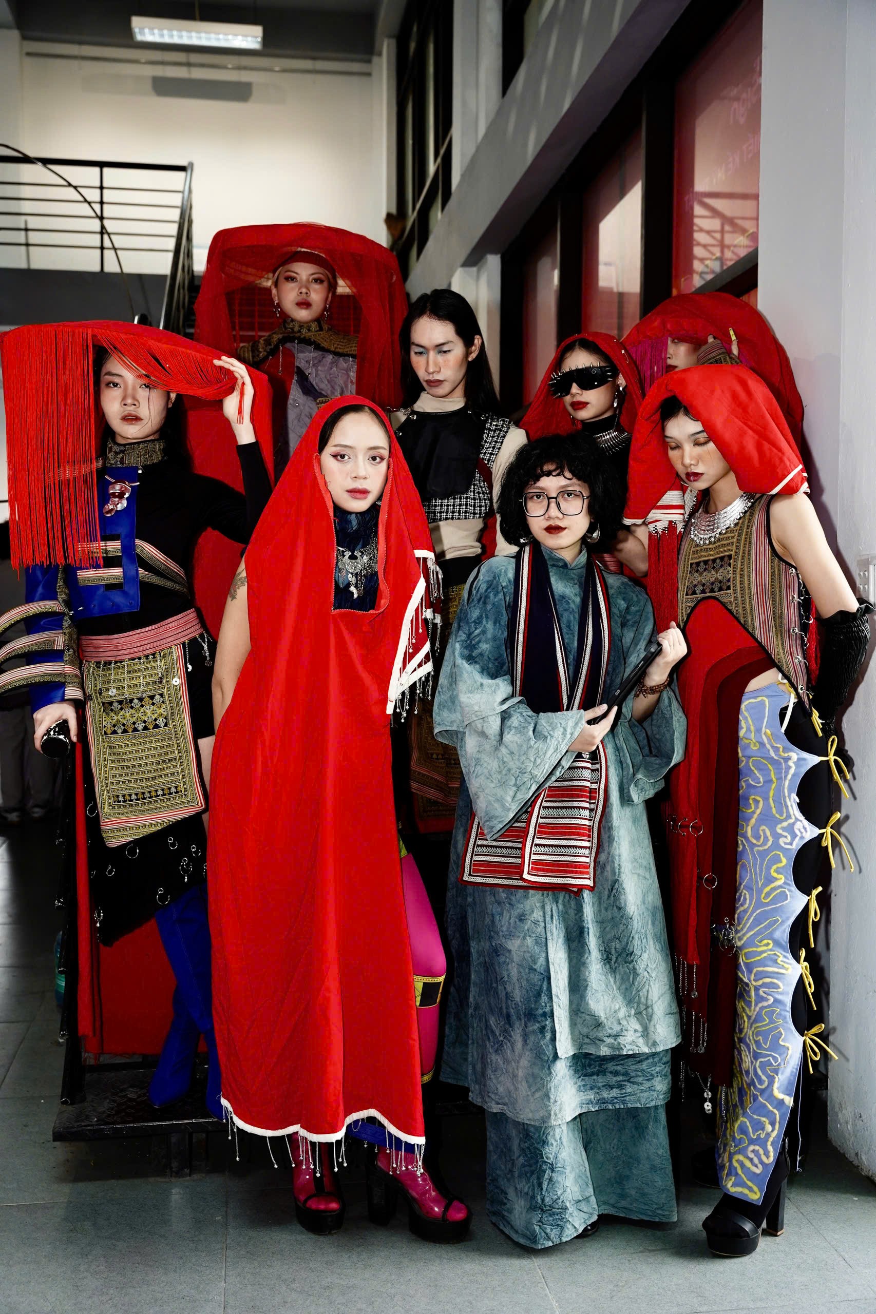 Ngọc Duyên và các người mẫu trong bộ sưu tập "Sèng Sờ Boàng". z7592503151281-6e68ab2d696d0c680c67aaf1b243d212.jpg