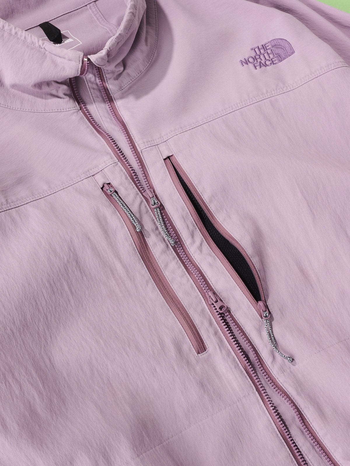 オシャレな人が買ってよかったザ・ノース・フェイス」のジャケット／GAR Faded Softshell Jacketのジップ