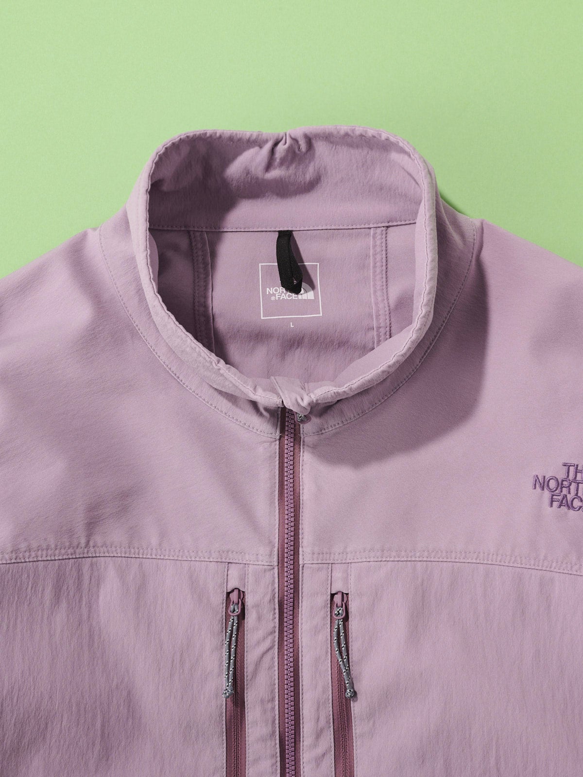 オシャレな人が買ってよかったザ・ノース・フェイス」のジャケット／GAR Faded Softshell Jacketのネック