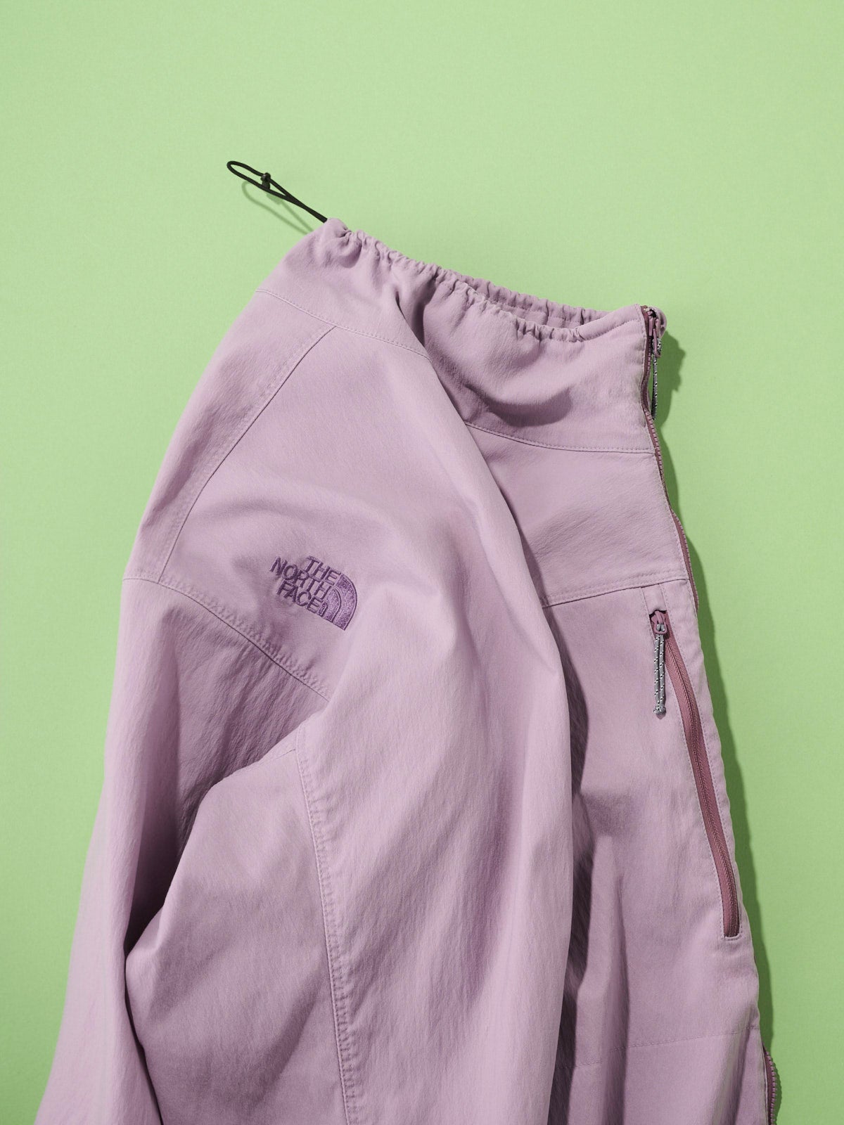 オシャレな人が買ってよかったザ・ノース・フェイス」のジャケット／GAR Faded Softshell Jacketのサイド２