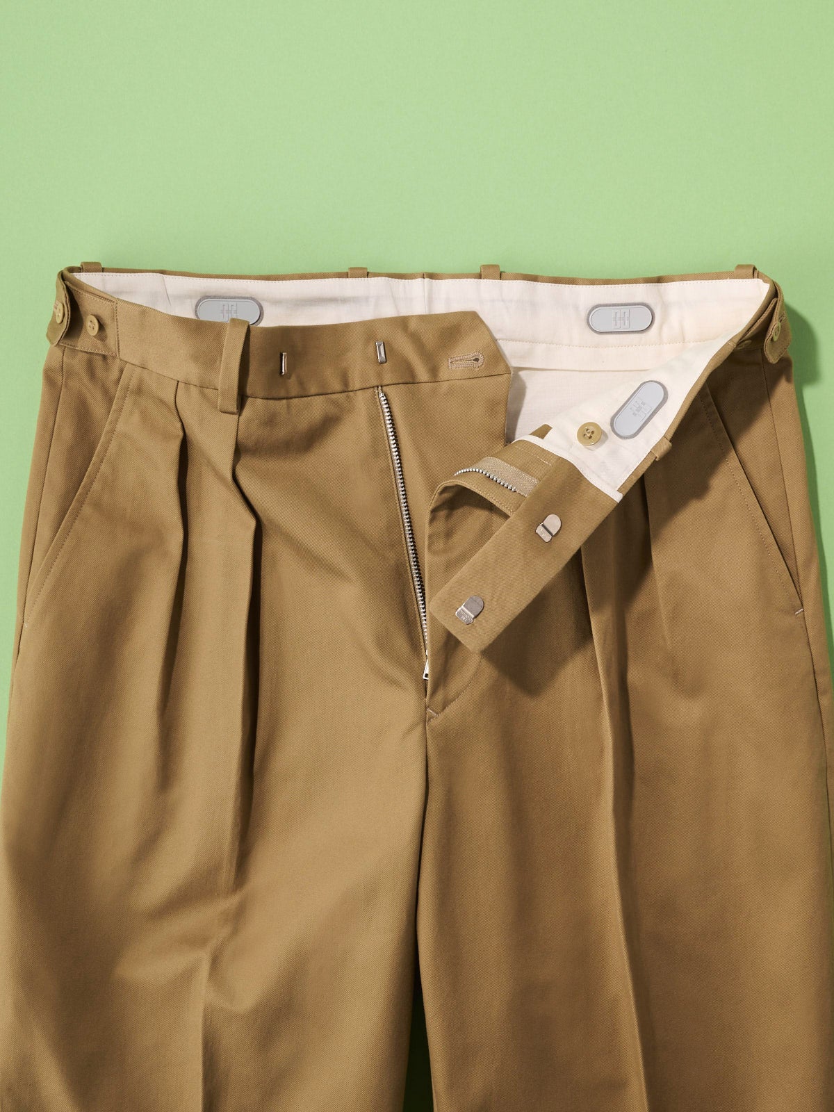 オシャレな人が買ってよかった「DAKS」×「Scye」のコラボパンツ／DAKS TOP Trousers Chinのジップ