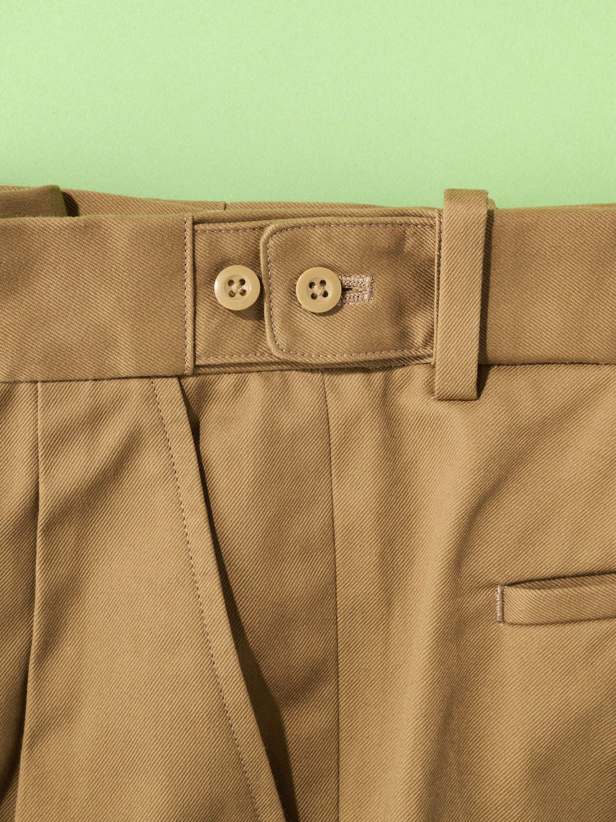 オシャレな人が買ってよかった「DAKS」×「Scye」のコラボパンツ／DAKS TOP Trousers Chinのウエスト