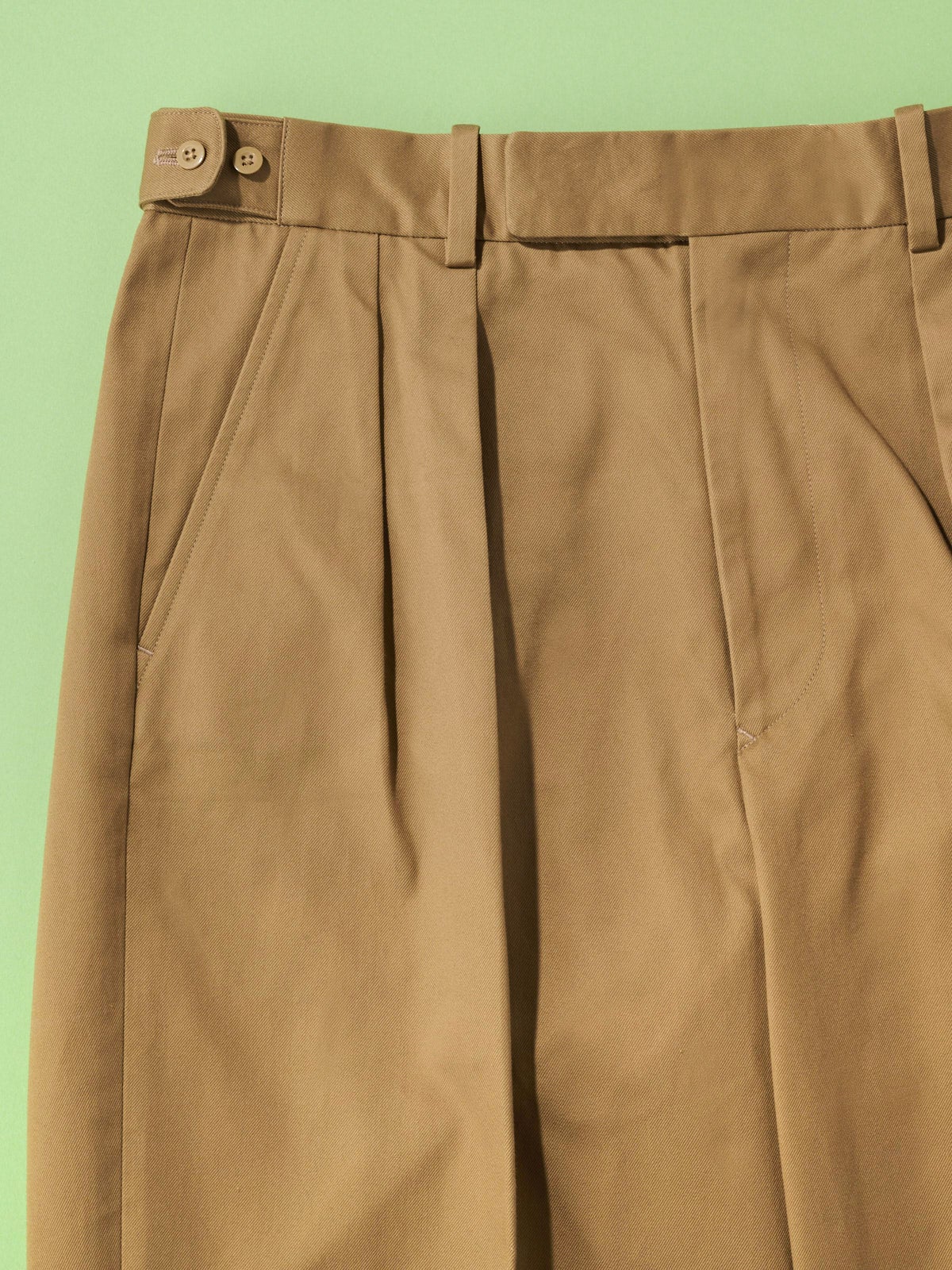 オシャレな人が買ってよかった「DAKS」×「Scye」のコラボパンツ／DAKS TOP Trousers Chinのタック