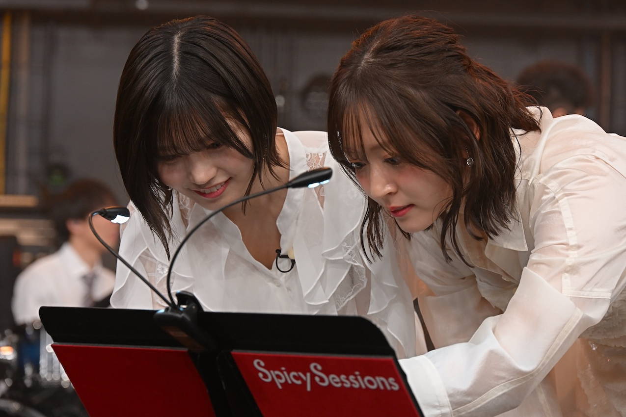 中西アルノ、鈴木愛理　セッション前に打ち合わせ