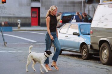 90年代ミニマルが本格回帰。2026年の主役パンツ5選 | Vogue Japan