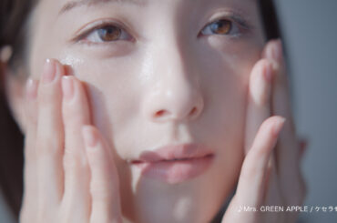 思わず見惚れる！ 浜辺美波の美肌アップ 新TVCM 『マイルドクレンジング オイル 〜肌のほんとうのこと〜篇』