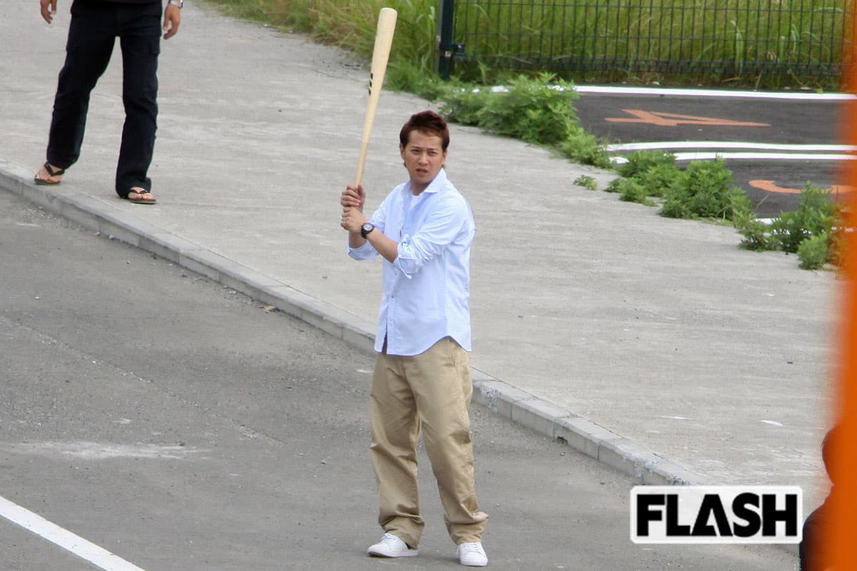 2009年放送の『婚カツ！』の撮影の合間に、中居正広は橋爪功やスタッフたちと野球をしていた