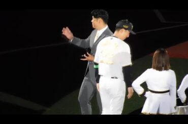 【昨年の優勝メンバー】原口文仁氏にチャンピオンリングを贈呈する藤川監督