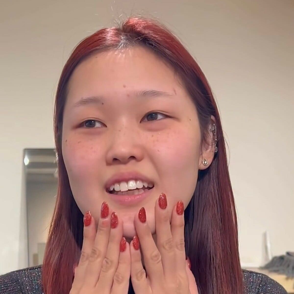 「顔が大きく見えやすい」メイクに悩む女性がプロのヘアメイクで大胆イメチェン!クールで凛とした雰囲気に大変身 コンプレックスをカバーするメイク技術に注目 | LIMO | くらしとお金の経済メディア 「顔が大きく見えやすい」メイクに悩む女性がプロのヘアメイクで大胆イメチェン!クールで凛とした雰囲気に大変身 コンプレックスをカバーするメイク技術に注目 | LIMO | くらしとお金の経済メディア