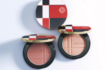 プラダ ビューティのグロス、SHISEIDOのチークで大人メイクに若々しいツヤと彩りを【50代の肌未来が輝く最旬美コスメ】