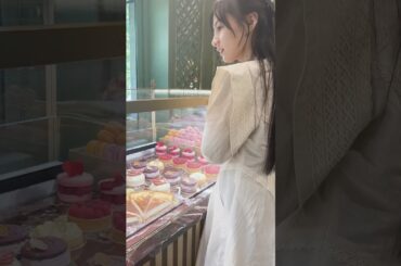 私服でパリを満喫するさくたんに密着🇫🇷✨大好きなラデュレでマカロンを注文するさくたんです💗 #川﨑桜1st写真集エチュード #川﨑桜 #乃木坂46