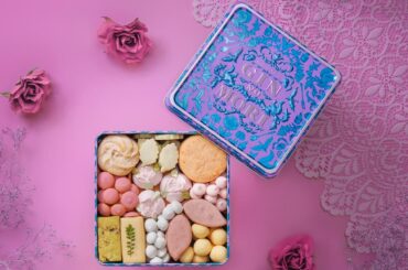 パティスリー ギンノモリ“まるで花束”な母の日限定クッキー缶、バラの花びら入りクッキーや木苺メレンゲ - ファッションプレス