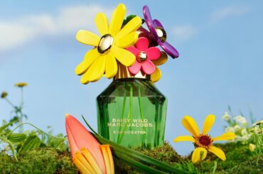 マーク ジェイコブスの花束フレグランス「デイジー」26年夏、“チョコレートデイジー”の香り - ファッションプレス