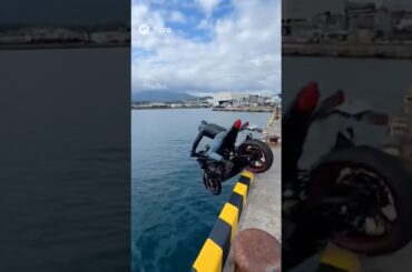 ギリギリに止めて安心したら、大変なことなった #バイク #港　#ai