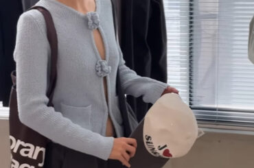 『ドゥルシング』キム・ボラ、下着なしの衝撃的ファッション..自由奔放なポーズまで | STARNEWS