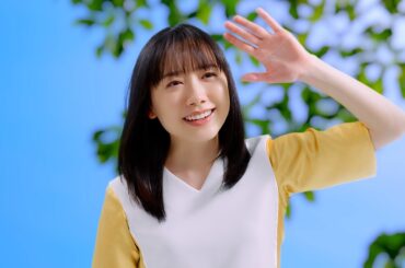 芦田愛菜、春の日差しに包まれて“ふんわり笑顔”が尊い　「リンデロンVs」シリーズ新TVCM