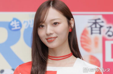 乃木坂46梅澤美波、ノースリ衣装姿披露 主演ドラマオフショットに「無造作スタイリングがオシャレ」「透明感爆発してる」の声