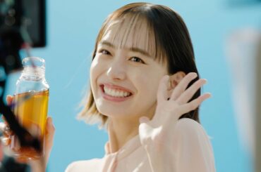 井桁弘恵、チャーミングな“お茶ダンス”披露　「ブレンディ マイボトルスティック」新CM＋メーキング
