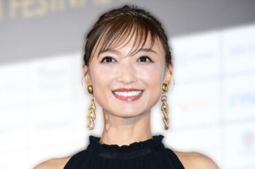＜望月理恵＞54歳、“美脚すぎる”ミニスカート姿に反響　「もはや芸術作品」「大人の色気がすごい」