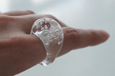 ガラスジュエリー“水”のようなぷっくりリング＆とんぼ玉のアクセサリー、銀座・シボネケースで - ファッションプレス