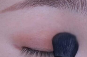 【プロのアイメイク術】アイシャドウ「2色のみ」で完成！あえて締め色をメインに使うことで、抜け感とスモーキーさを両立した大人世代の目元を作る手順 「真似っこしてみます！」の声 | LIMO | くらしとお金の経済メディア