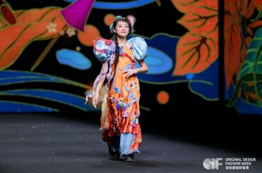 若者による「ベトナムのアオザイ ― 遺産の旅」