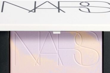 ナーズのマーブル模様のフェイスパウダーの今季の限定色に注目 | Vogue Japan