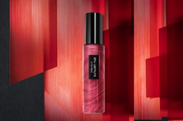 シュウ ウエムラ新発想「赤のフィックスミスト」が26年夏に、“血色を仕込む“パールで明るい肌印象へ - ファッションプレス