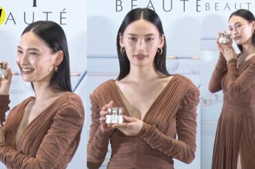 大政絢、V字の胸元にスリットから美脚チラリ／「クレ・ド・ポー ボーテ POPUP」フォトコール