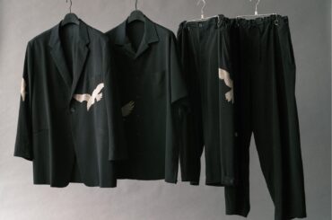ヨウジヤマモト“羽ばたくカラス”のメンズジャケットやパンツ、タキシード生地に抜染プリント - ファッションプレス