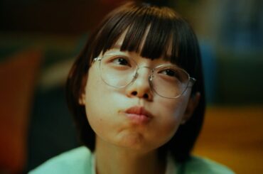 杉咲花＆西島秀俊、“うまい晩メシ”を頬張る！　サントリージン「翠（SUI）」新CM