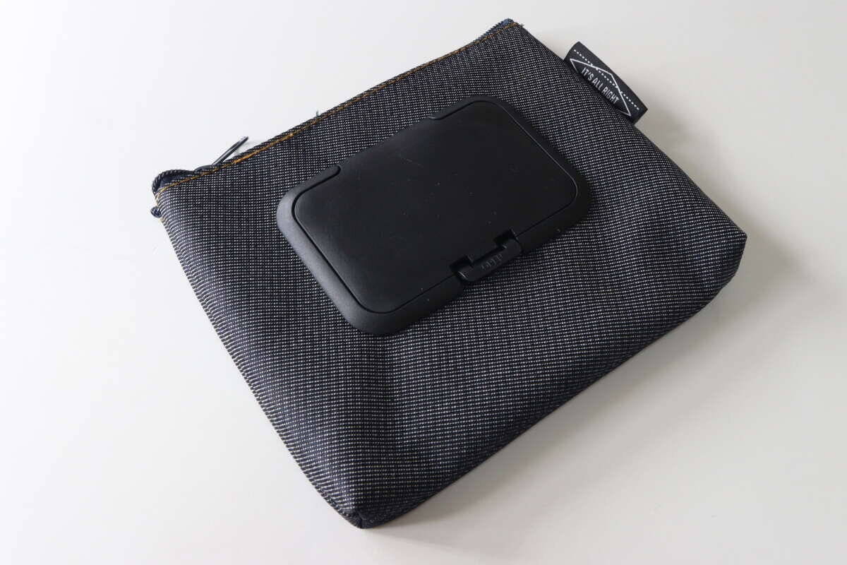 ダイソーのウェットティッシュも持ち運べるメイクポーチのビジュアル