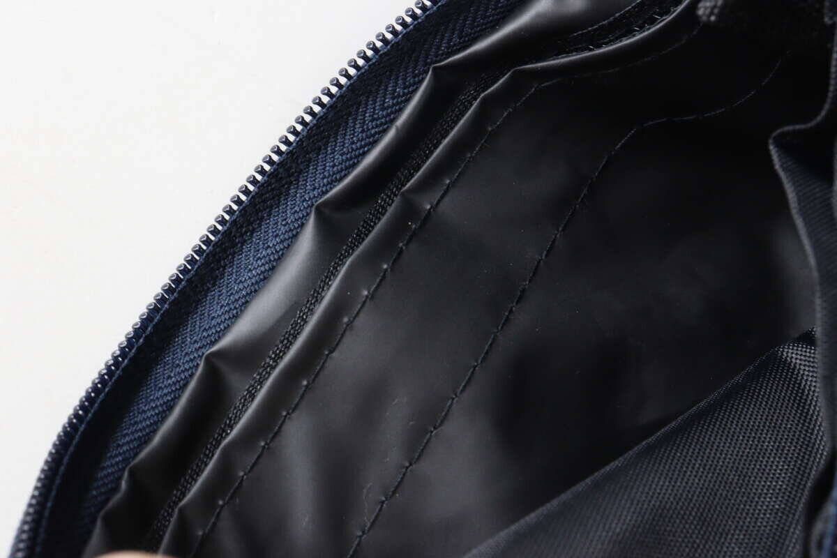 ダイソーのウェットティッシュも持ち運べるメイクポーチの内側