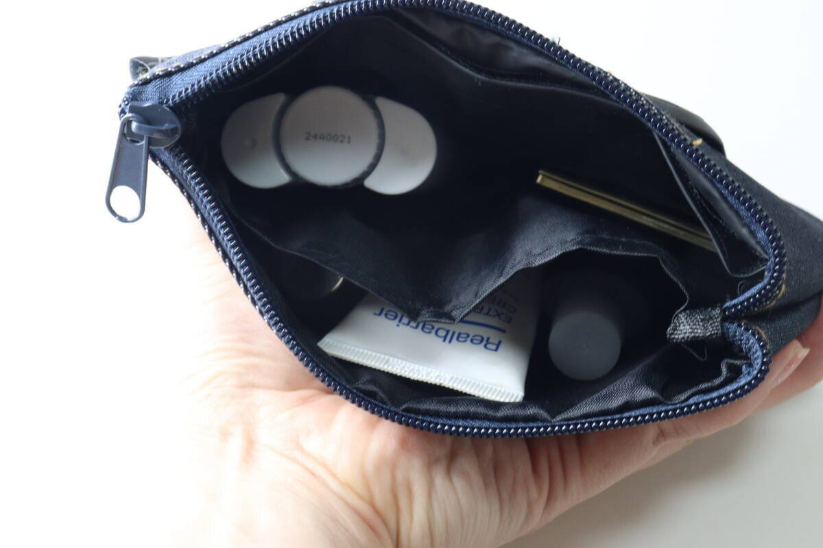 ダイソーのウェットティッシュも持ち運べるメイクポーチにコスメを収納する