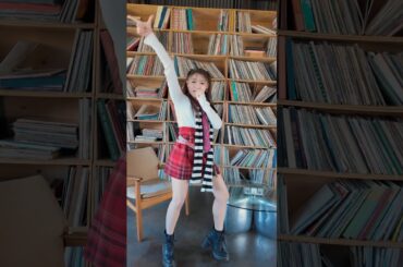 #りすつあー11 グッズ撮影でわかちーに「ありえんほどフィーバー」踊ってもらったら手脚長すぎた🐒🪩🌈 #i_ris #若井友希