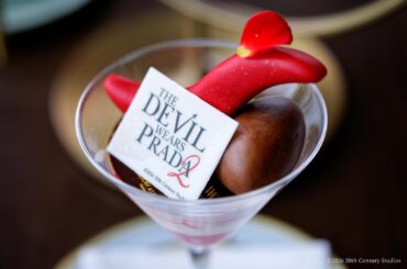 ウォルドーフ・アストリア大阪の映画『プラダを着た悪魔2』アフタヌーンティー、赤ハイヒールのスイーツも - ファッションプレス