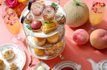 ホテル椿山荘東京“桃＆メロン”の夏アフタヌーンティー、ミント香るムースタルトや3層グラススイーツ - ファッションプレス