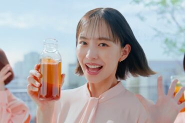 井桁弘恵、屋上で“お茶ダンス”！NGほぼゼロの完成度　「ブレンディ®」 マイボトルスティック》シリーズ新TVCM