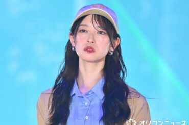 日向坂46・金村美玖、ベージュ×青のトレンドカラー映える“ゆるマニッシュ”スタイル | 福島民報デジタル