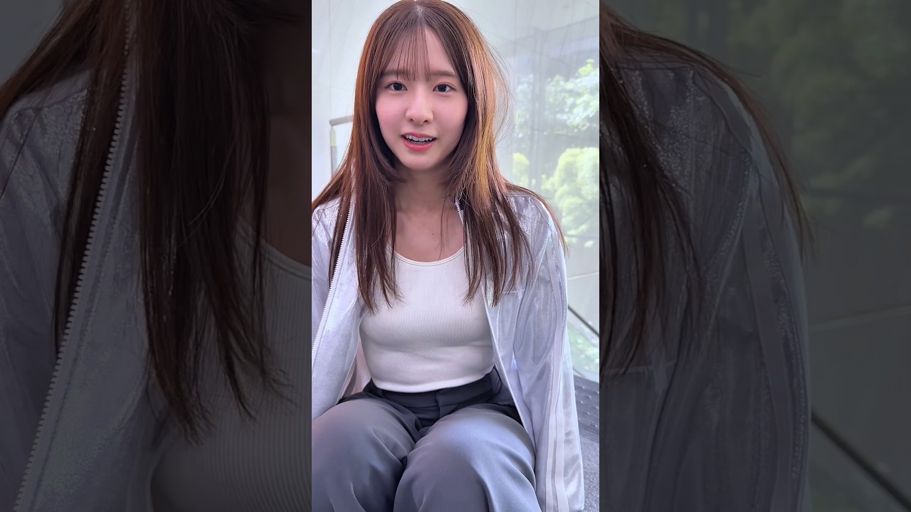 階段を駆け上がってジャージに着替える菅原咲月 260426