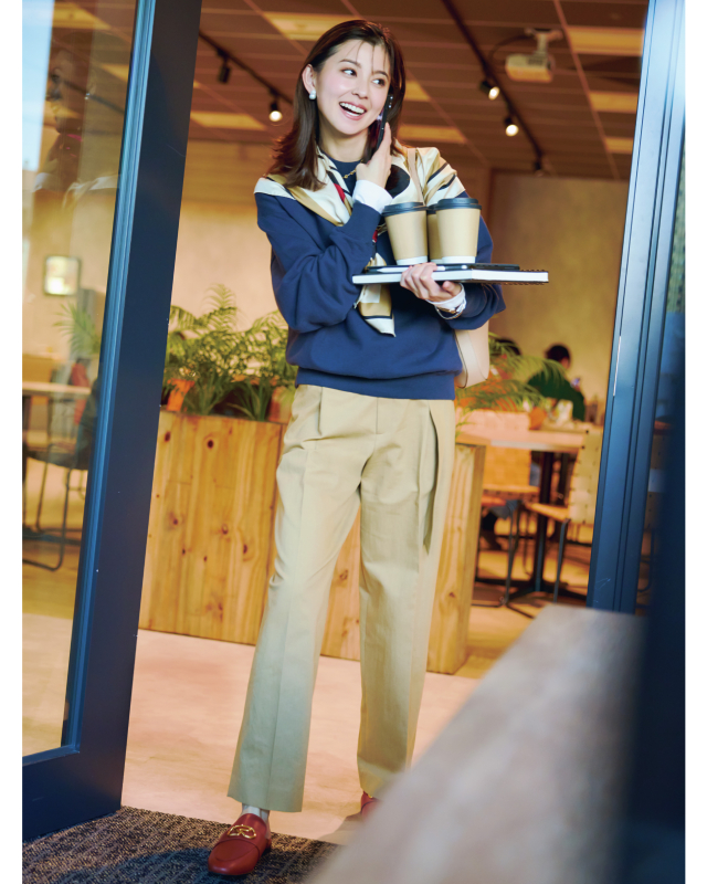 ネイビースウェット×カットソー×チノパン×スカーフ