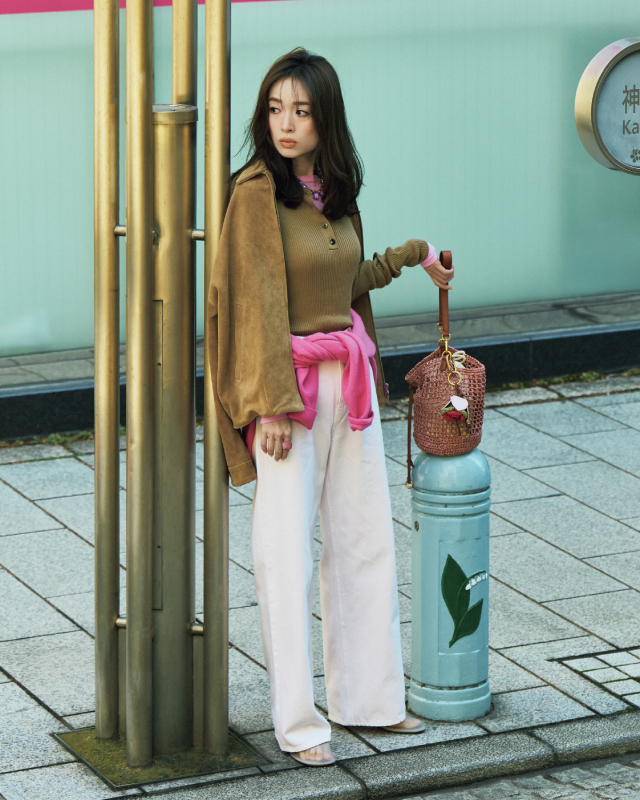 スエードジャケット×ポロニット×カットソー×淡い桜色のデニムパンツ×腰に巻いたピンクニット