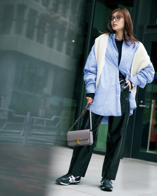 レザー調パンツ×黒ニット×水色ダウンシャツ×肩に掛けたニット